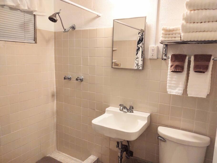 #02 - Unique Lakeside Studio Cottage- Pet Friendly Hot Springs Eksteriør bilde