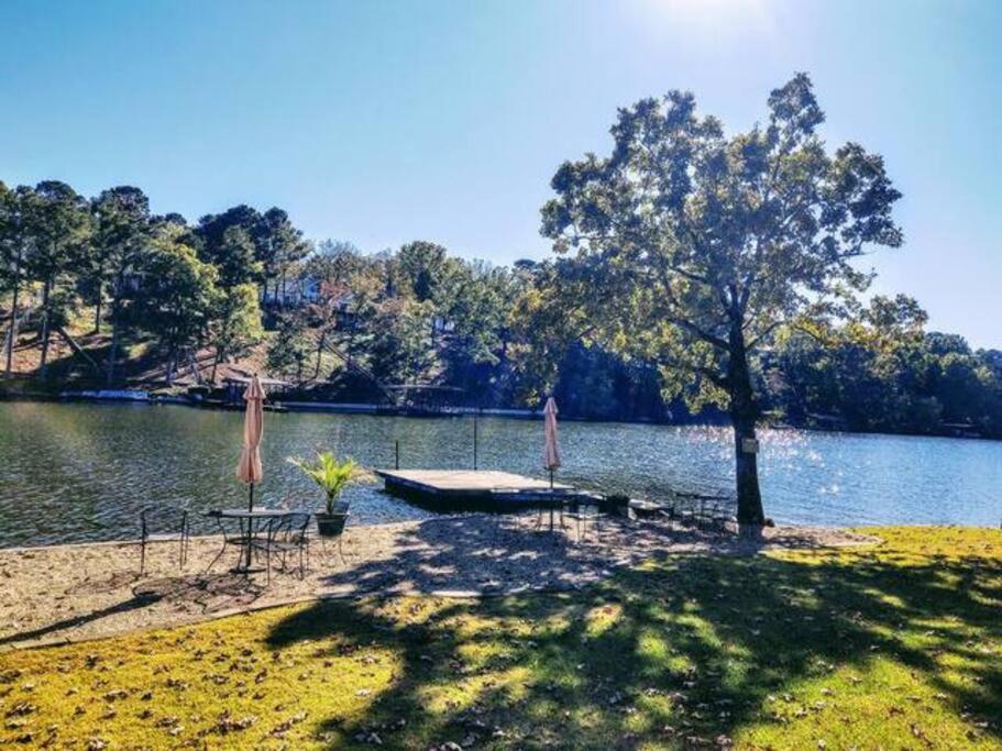 #02 - Unique Lakeside Studio Cottage- Pet Friendly Hot Springs Eksteriør bilde