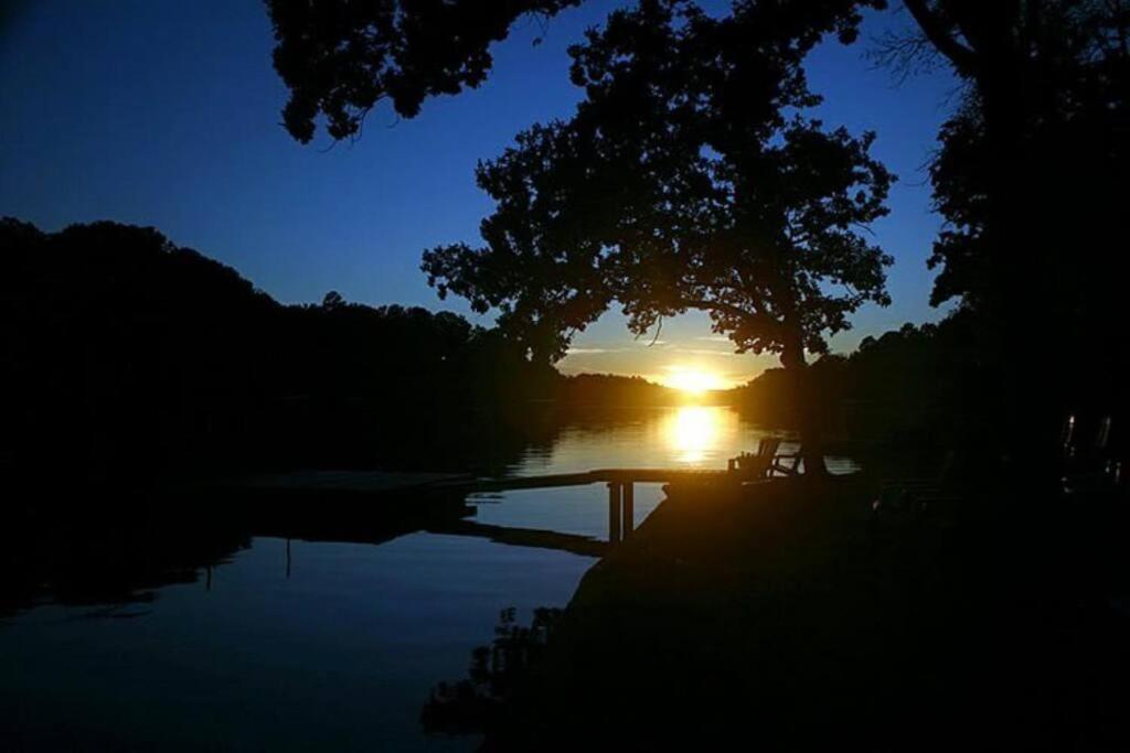 #02 - Unique Lakeside Studio Cottage- Pet Friendly Hot Springs Eksteriør bilde